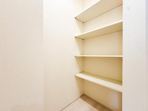 「4号棟」食材や調味料の買い置き、大型調理家電まですっきり隠して収納できる「キッチンパントリー」。キッチン周りの生活感を抑え、いつも美しい空間を保てます。