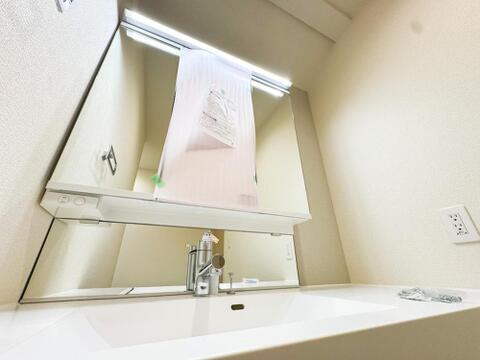 「4号棟」明るい照明と大きな鏡が魅力の洗面台。朝の身支度もスムーズで、家族みんなが快適に使えます。収納も充実しており、洗面周りをいつも清潔に保てます。