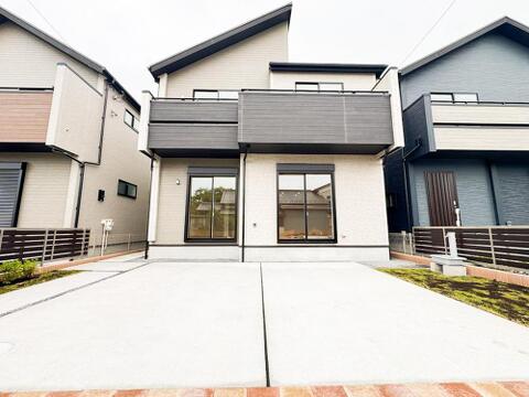 「4号棟」洗練されたデザインが目を引く、ゆとりの新築戸建て。広々とした駐車スペースは、お子様の送り迎えや来客時にも便利で、家族の毎日をサポートします。