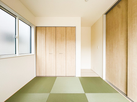 和室は有るだけでも落ち着く空間ですが、 「家族団らん」 「来客時の客間」「赤ちゃんのお昼寝」等々多目的なスペースとして活用出来る便利な空間です。