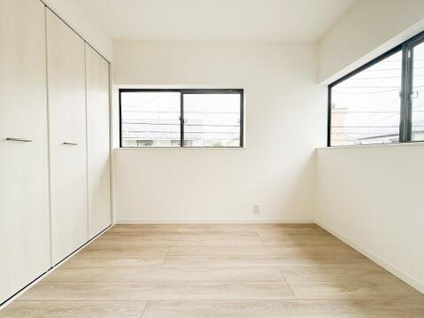 ゆとりある広さの居室は、家具の配置がしやすく使い勝手の良い空間です。採光も良好で、生活スタイルに合わせて自由にレイアウトできます。