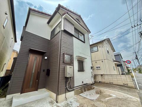 明るい色調とシンプルなデザインが印象的な建売住宅の外観。清潔感が漂い、季節の移り変わりとともに美しい表情を見せる家です。長く愛されるデザインで、住む人に安心感と快適さを与えてくれます。
