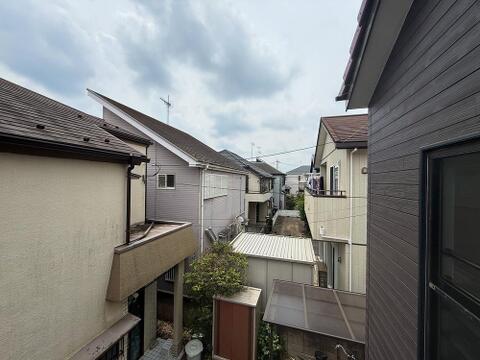閑静な住宅街に位置するからこその落ち着いた眺望。窓の外に広がる穏やかな街並みが、日々の暮らしに静かな安らぎをもたらします。