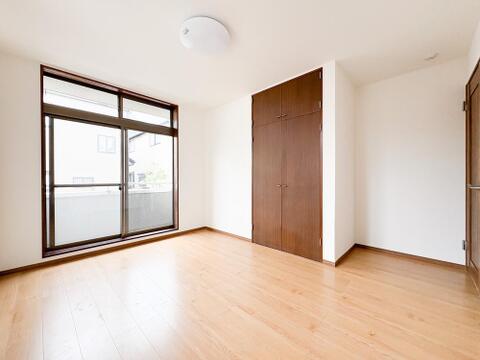 複数設置された窓からは、心地よい採光がお部屋に降り注ぎます。心地の良い空間をお楽しみください。