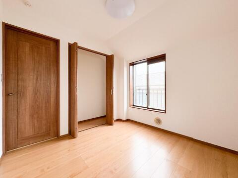 洋室には収納が備え付けてあります。衣類や小物などを収納することで、住空間を有効活用できます。広さも十分ございますので、お客様の生活シーンに合わせてご活用ください。