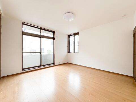 洋室には収納が備え付けてあります。心地の良い空間をお楽しみください。