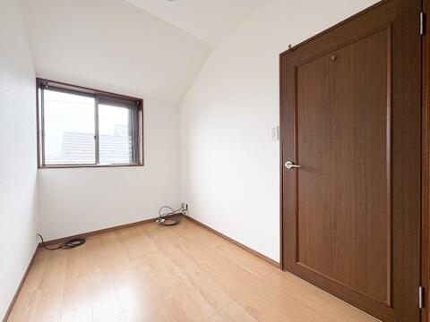 自然な木目フローリングと窓から入り込む採光が温かみのある洋室を演出しています。