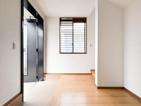 広い玄関は、家の顔となるスペースにゆとりと開放感をもたらします。ドアを開けた瞬間に広がるゆったりとした空間は、訪れる人を温かく迎え、住む人にとっても特別な場所です。天井も高く設計され、自然光が差し込む