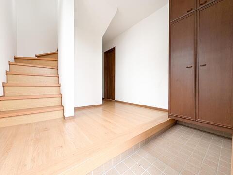 広い玄関は、家の顔となるスペースにゆとりと開放感をもたらします。ドアを開けた瞬間に広がるゆったりとした空間は、訪れる人を温かく迎え、住む人にとっても特別な場所です。天井も高く設計され、自然光が差し込む