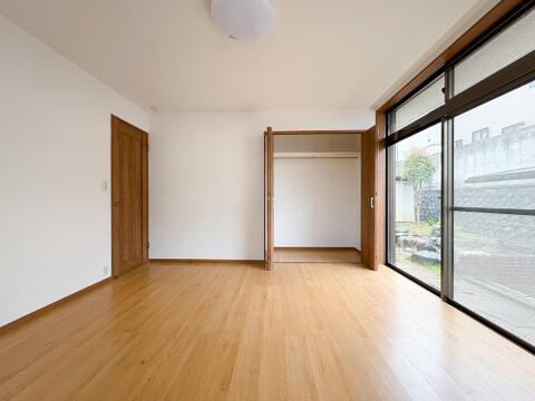 複数設置された窓からは、心地よい採光がお部屋に降り注ぎます。心地の良い空間をお楽しみください。