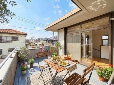 広々としたバルコニーではお食事等お楽しみいただけます。