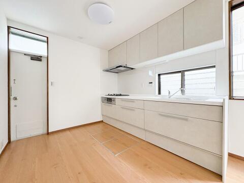 空間が広々としているため、ご家族で並びながらでも料理を楽しめます。