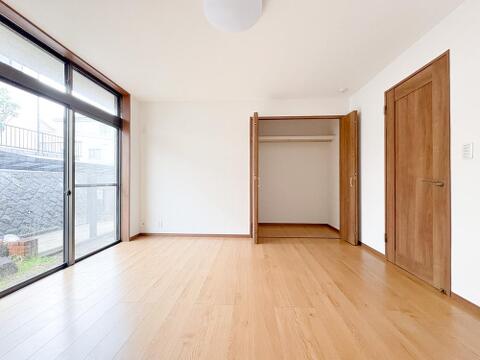 自然な木目フローリングと窓から入り込む採光が温かみのある洋室を演出しています。