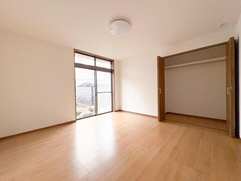 すべての洋室には収納が備え付けてあります。衣類や小物などを収納することで、住空間を有効活用できます。広さも十分ございますので、お客様の生活シーンに合わせてご活用ください。