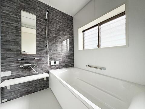 濃い色のアクセントパネルはシックで落ち着いた空間を演出します。心地よいバスタイムをお楽しみください。