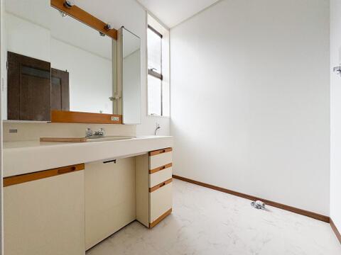 白をベースにした清潔感のある洗面所です。広さも十分確保されております。