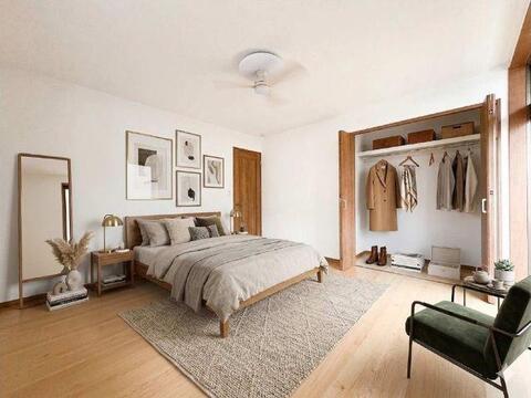 自然な木目フローリングと窓から入り込む採光が温かみのある洋室を演出しています。