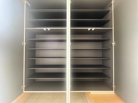 たっぷりと靴を収納できる大容量のトール型シューズボックス。棚板の高さが調節できる可動棚仕様のため、スニーカーからロングブーツまで効率よく美しく収まります。家族全員の靴をすっきりと整理可能です。