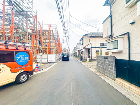 前面道路は約4.36mの広さがございます。車庫入れがスムーズに行えます。2026/4/6撮影