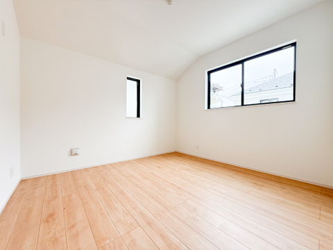 ゆとりある広さの居室は、家具の配置がしやすく使い勝手の良い空間です。採光も良好で、生活スタイルに合わせて自由にレイアウトできます。