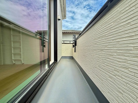 ゆとりある広さのバルコニーは、洗濯物がたっぷり干せるうれしい設備です。屋外の空気を感じながらくつろげるスペースとしても活用でき、生活の幅が広がります。