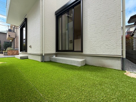 広々とした庭スペースは、お子様が遊ぶ場所や家庭菜園など多目的に活用できます。屋外での時間が豊かになる、戸建てならではの魅力的なスペースです。