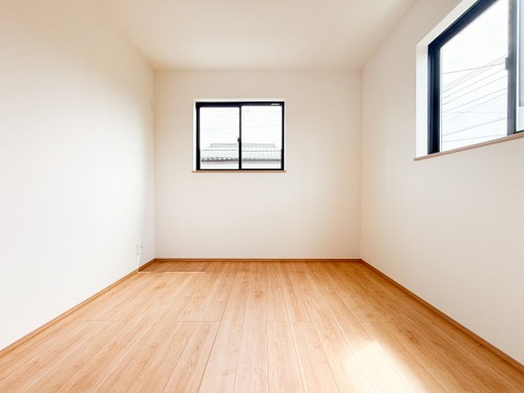 ゆとりある広さの居室は、家具の配置がしやすく使い勝手の良い空間です。採光も良好で、生活スタイルに合わせて自由にレイアウトできます。