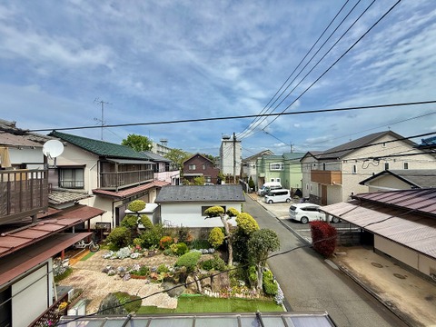 眺望の良いバルコニーからは、開放的な景色が楽しめます。日常の生活にひと息つける屋外スペースとして、住まいの魅力をさらに高めています。