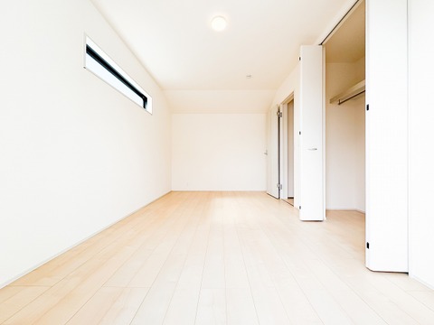高い位置に配したスリット窓は、外からの視線を遮りつつ柔らかな光を採り込めます。プライバシーを守りながら明るさも確保した、安心感のある設計。落ち着いて寛げるプライベートルームや寝室に最適なお部屋です。