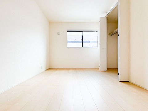 大型のクローゼットを完備し、衣類や日用品をまとめて収納可能。居住スペースを最大限に広く使えるため、家具の配置も思いのままです。スッキリとした空間で、自分らしい快適なライフスタイルを楽しめます。