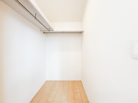 L字型にハンガーパイプを配した、大容量のウォークインクローゼット。衣類をまとめて管理できるため、季節ごとの衣替えもスムーズです。お部屋をスッキリ保つための、頼もしい収納パートナーとなります。