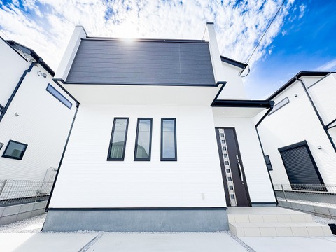 青空に映える白亜の外観が、住まいの明るさを物語ります。建物前面に遮るものがなく、陽光を存分に享受できる贅沢な立地。計算された窓配置により、室内にも柔らかな光が隅々まで届く、陽だまりの住まいです。