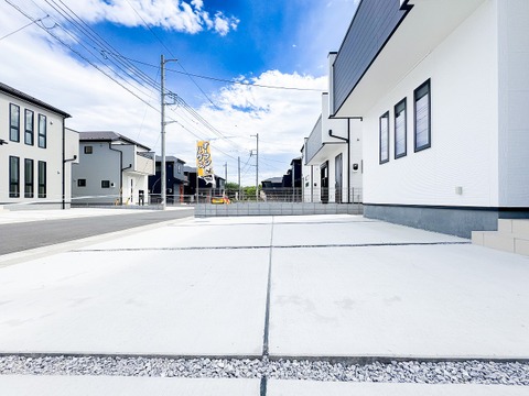 並列駐車が可能なゆとりあるカースペースを確保。前面道路からの入庫もスムーズで、ご家族用と来客用など複数台の所有も安心です。コンクリート敷きの綺麗な外構が、毎日のカーライフを快適にサポートします。