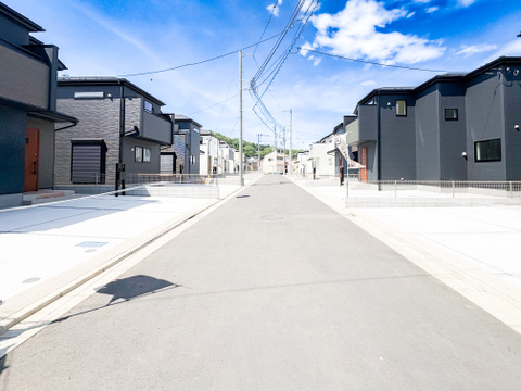 開発道路につき、通り抜けの車両が少なくお子様にも安心。同じ時期に入居する世代が多く、新しいコミュニティが育みやすいのも分譲地のメリットです。安全で穏やかな環境が、健やかな子育てを優しく見守ります。