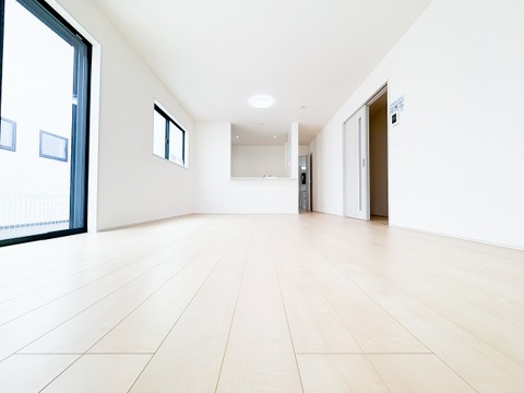 大きな窓からたっぷりの陽光が降り注ぐ、明るいリビングダイニング。お部屋の隅々まで光が届き、日中は照明なしでも心地よく過ごせます。陽だまりのような温かさに包まれて、家族団らんの時間をゆったり楽しめます。