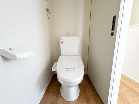 新しい暮らしを快適に彩る、清潔感あふれるトイレ空間です。温水洗浄便座付きで、家族みんなが快適に過ごせます。