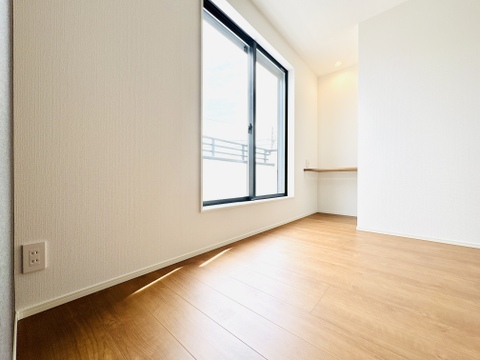 お部屋の一角にカウンターを設置。リモートワークやスタディスペースに。