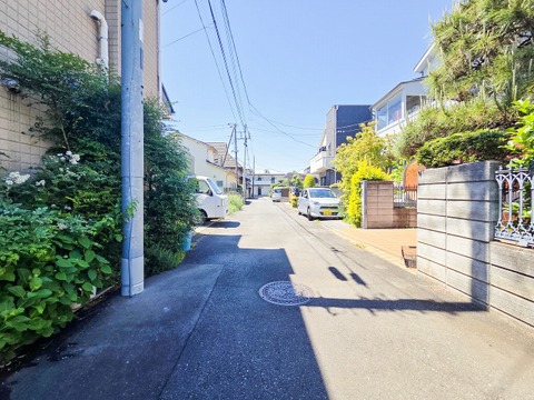 閑静な住宅街に佇む物件で、静かで心安らぐ暮らしが実現します。周囲は穏やかな環境が整っているため、リモートワークやゆっくりとくつろぎたい時も、心地よく過ごせる住まいです。