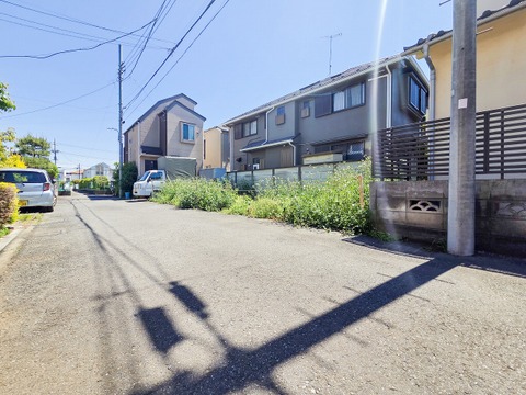閑静な住宅街に立地するため、周囲の喧騒を感じることなく落ち着いて過ごせる住環境が魅力です。穏やかな空気が流れ、日常の疲れを癒すためのゆったりとした時間が過ごせる住まいです。