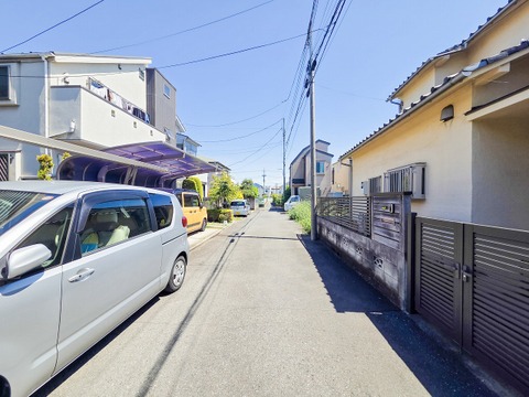 静かな住宅街に位置しており、騒音を気にせずリラックスした毎日を楽しめます。安心感のある環境が整っているため、小さなお子様がいるご家庭や静かに暮らしたい方にもぴったりの立地です。