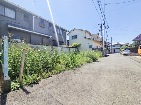 現地の現況です。完成後には新しい設備や内装が整った快適な住まいが待っています。新築ならではの清潔感と、家族全員が安心して暮らせる住環境が整うのが楽しみです。