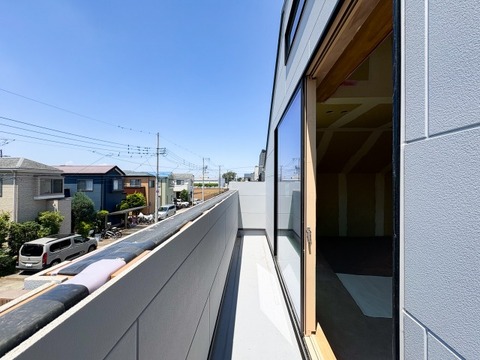 ゆとりある広さのバルコニーは、洗濯物がたっぷり干せるうれしい設備です。屋外の空気を感じながらくつろげるスペースとしても活用でき、生活の幅が広がります。