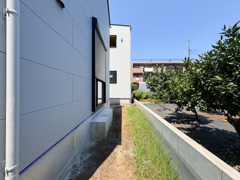 広々とした庭スペースは、お子様が遊ぶ場所や家庭菜園など多目的に活用できます。屋外での時間が豊かになる、戸建てならではの魅力的なスペースです。