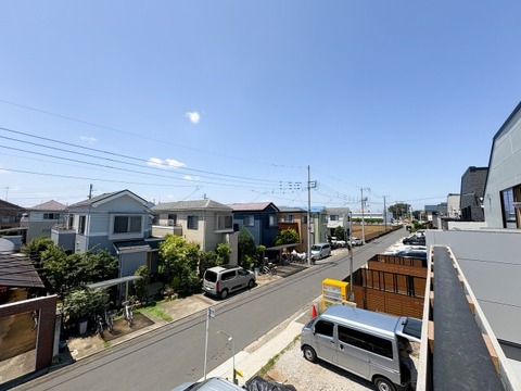 閑静な住宅街に位置するからこその落ち着いた眺望。窓の外に広がる穏やかな街並みが、日々の暮らしに静かな安らぎをもたらします。