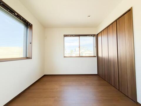 日照に恵まれたお部屋。柔らかい自然光で朝目覚める暮らしが送れるでしょう。