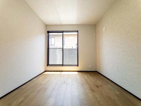 各居室は日光を取り入れるよう2面に窓に配慮しました。室内はいつも明るい印象なので気持ちの良い朝を迎えられます。毎日の生活も明るくなりそう