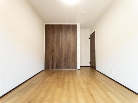 心地よい風が通り抜ける快適な主寝室。大型ウォークインクローゼット付きでお部屋をすっきり保てます。