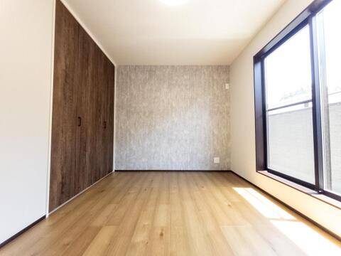 お子様のお部屋にぴったりな明るく開放的な空間です。クローゼットが完備されているため、学習机やベッドを置いてもスッキリとしたレイアウトが可能です。