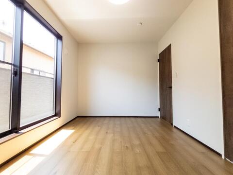 使い勝手の良い2階洋室、コンパクトながらも必要な家具がしっかり置ける実用的な空間です。将来的な子ども部屋や在宅ワークにも対応できます。