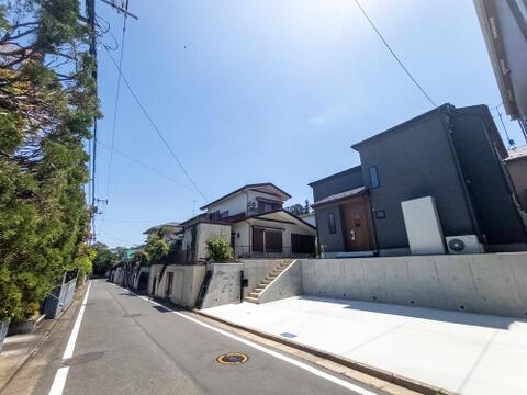 日常の駐車やすれ違いもしやすい、使い勝手の良い接道環境です。